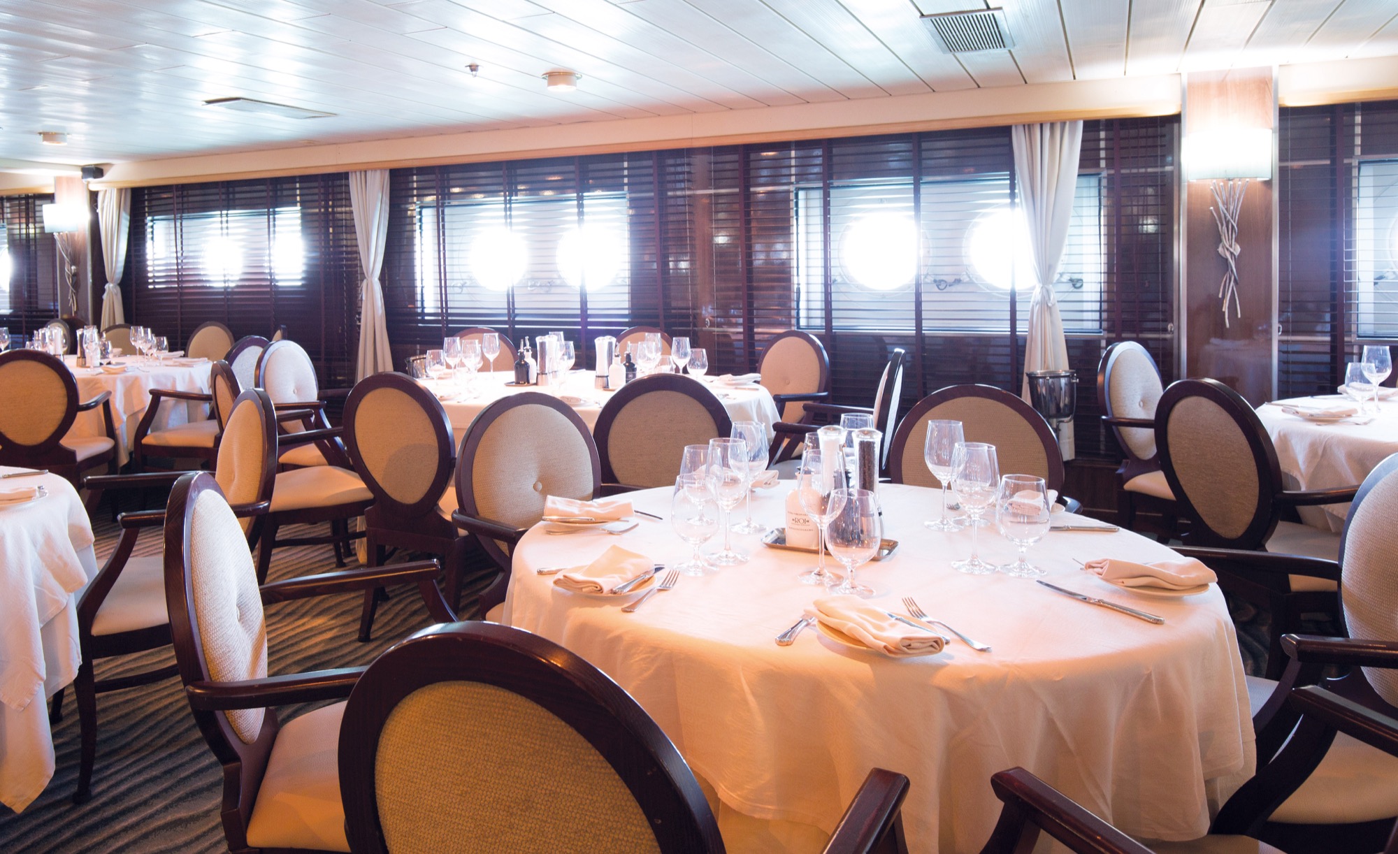 CroisiEurope La Belle des Oceans Restaurant 2.jpg